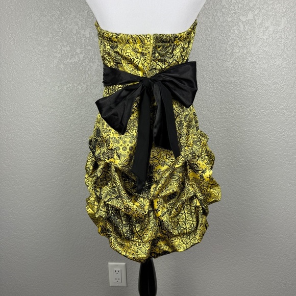 Y2K Ruby Rox NWT Bubble Hem Strapless Dress, Yellow & Black 11 - Damask, Mini - Picture 4 of 13